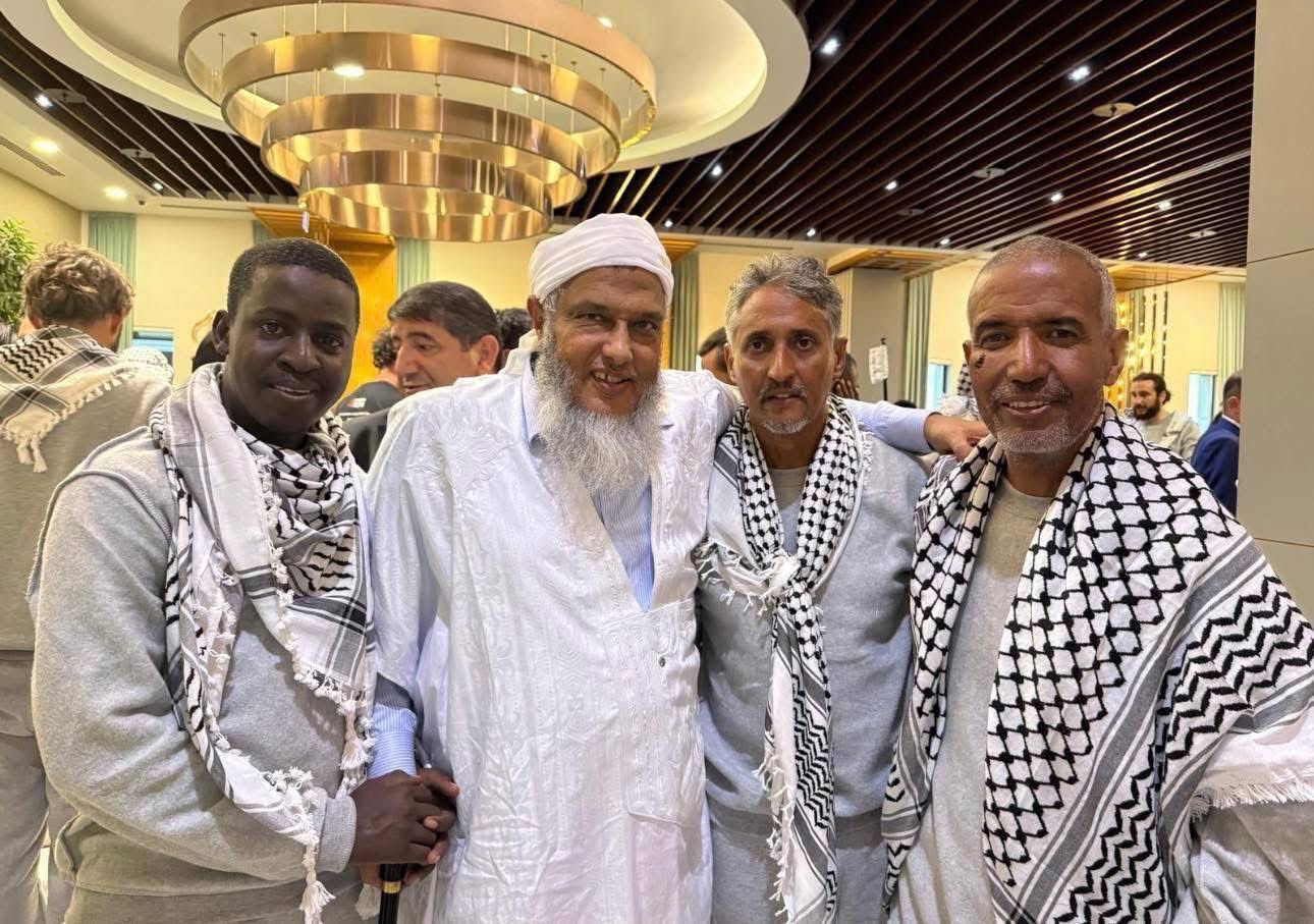 الشيخ الددو يستقبل في مطار إسطنبول المواطنين الموريتانيين المشاركين في قافلة الصمود بعد الإفراج عنهم