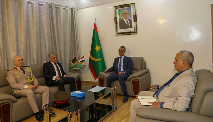 وزير الصيد يبحث مع السفير المصري تعزيز التعاون في مجالات الصيد والبنية التحتية البحرية