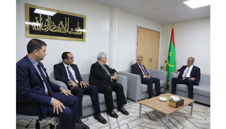 وزير المعادن والصناعة يبحث مع وفد مصري فرص التعاون في تطوير المناطق الصناعية