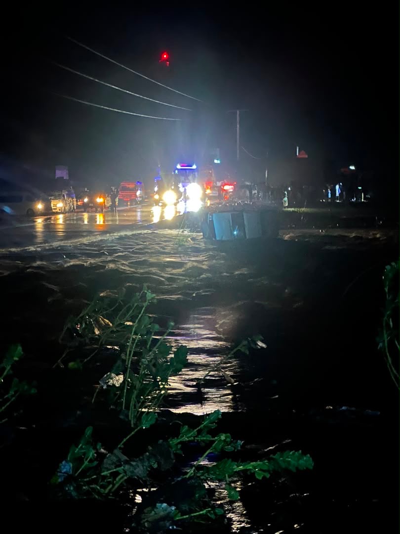 سيول تغلق طريق الأمل قرب الغايرة وتجرف سيارة قبل إنقاذ ركابها
