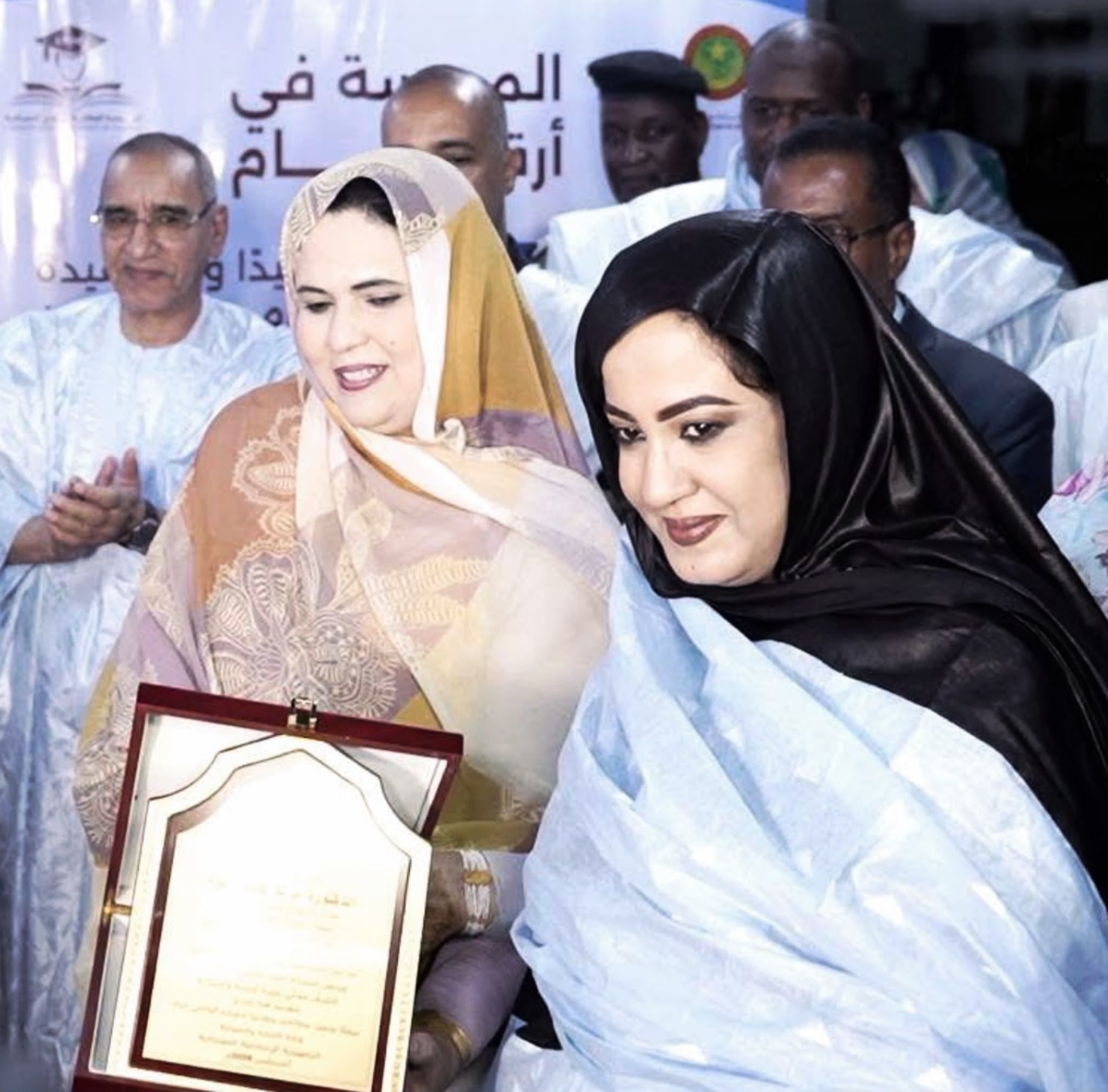 وزيرة التجارة والسياحة تكرّم السيدة الأولى تقديراً لدعمها للسياحة الداخلية