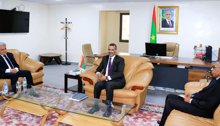 وزير الثقافة يبحث مع السفير المصري تعزيز التعاون في مجالات الثقافة والإعلام