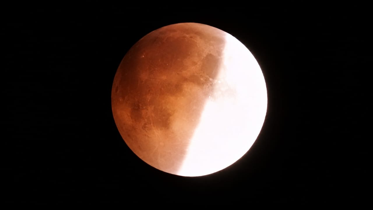 القمر يكتسي بالحمرة في سماء موريتانيا خلال خسوف جزئي عميق
