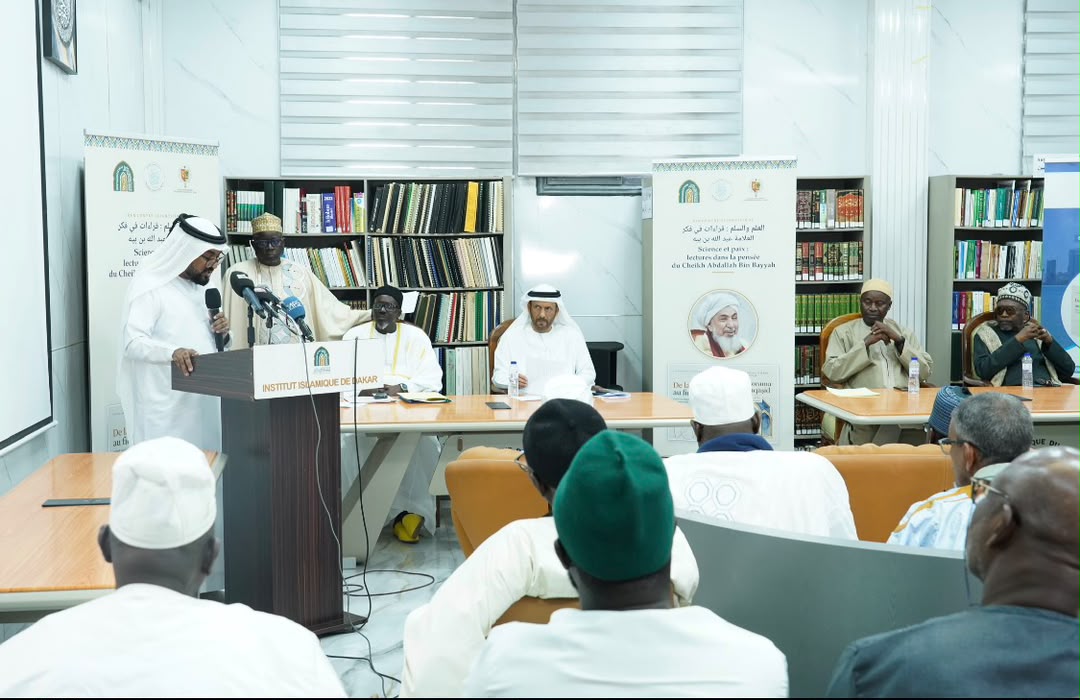 منتدى أبوظبي للسلم يطلق الترجمة الفرنسية لكتاب «تنبيه المراجع» في دكار والسنغال تثمن مبادرات ابن بيه