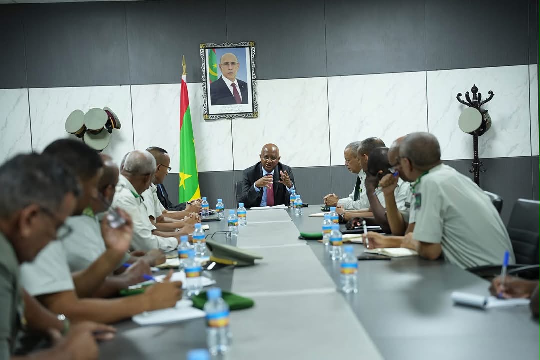 وزير الدفاع يلتقي مسؤولي القطاع ويقدم توجيهاته الأولية
