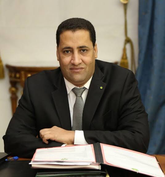 الوزير الأول المختار ولد اجاي يقدم استقالة الحكومة للرئيس غزواني
