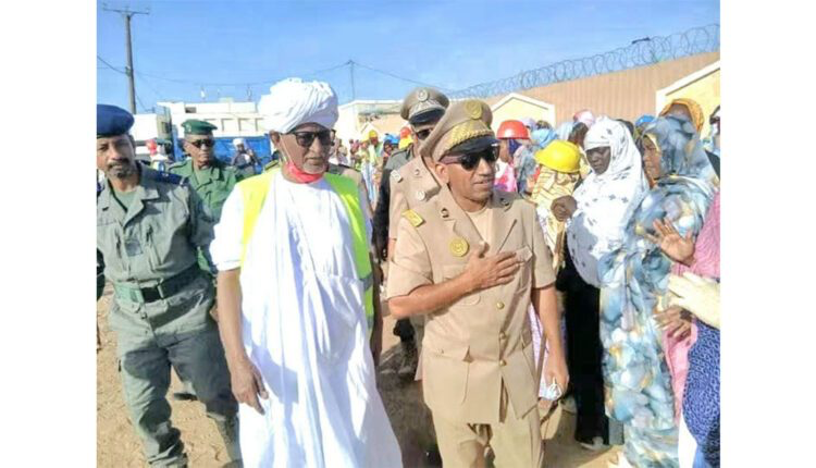 والي لبراكنة يتفقد حملة النظافة في مقطع لحجار ويشارك في تنظيف المدينة